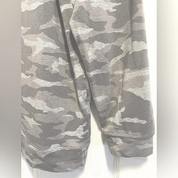 Athleta Camo Crewneck Balance Pullover Sweatshirt Grey Camo Size Medium Tall - Picture 5 of 8
